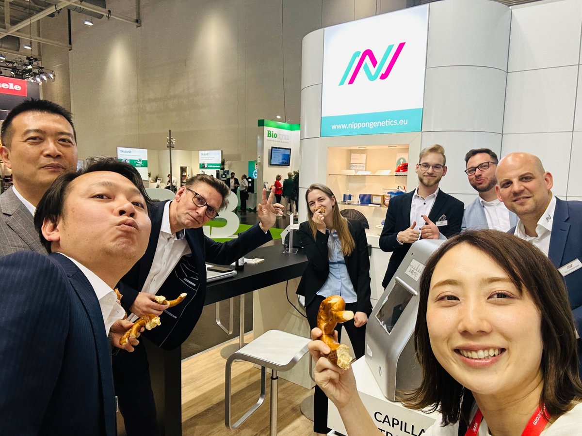 n_genetics's tweet image. ＼#Labvolution 2023 🇩🇪現地レポ②／
今回一番注目を集めていたのはBlue/Green LED #ゲル撮影装置 の最新機種FAS-X（エックス）🥳

ひときわ目を引くデザインは、ドイツ支店のメンバーが約二年の月日をかけて開発し改良を繰り返して来た努力の結晶🥹✨

日本でも今年発売予定です！お楽しみに🤗