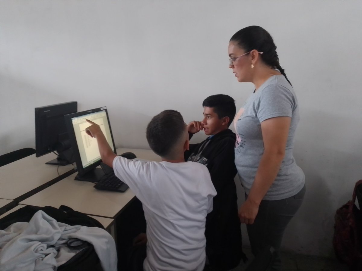 #09Mayo - CBYT activo a disposición de nuestros estudiantes de 1er Año en el Grupo de creación, recreación y producción de Informatica, Aprendiendo a realizar Trípticos. 
<a href="/Berzabethg1/">Berzabethgandicaoficial</a>
@ZonaEducTachira
<a href="/clbtachira/">Educ. Media General Táchira</a>
<a href="/divmediagralzet/">División de Adolescentes, Jóvenes y Adultos ZET</a>
<a href="/FundabitTachira/">Fundabit Táchira</a>
@MPPEDUCACION 
<a href="/_LaAvanzadora/">Yelitze Santaella</a>