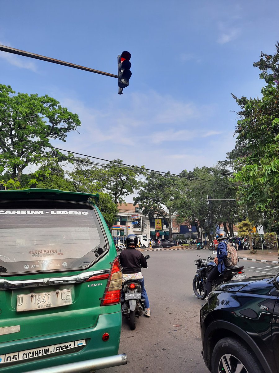 #lalinsonora Pkl 08.21 per3an Katamso Supratman ramlan. Cuaca mendung <a href="/rakafm_bandung/">IG : Radio Raka FM Bandung</a> <a href="/sonora_bandung/">Radio Sonora Bandung</a>