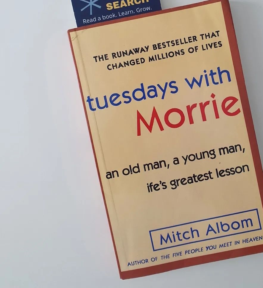 uroojf_f's tweet image. "the truth is...once you learn how to die, you learn how to live.."
                                 - Morrie schwartz-
gaaawwddd I'm in love with this book💯✨
#TuesdaysWithMorrie #MitchAlbom