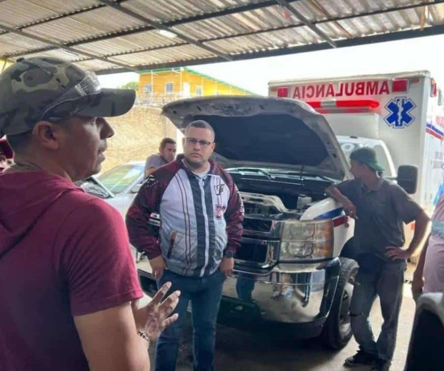 jacksonpaez19's tweet photo. Es lamentable la actuación de @JohnPsuv2050 eres un mal perdedor y ahora saboteador se llevaron la ambulancia del hospital de Tinaquillo a la fuerza para evitar que el gobernador @albertogalindez la repotencie  esas acciones demuestran lo poco que les interesa el pueblo. https://t.co/Ncgh1jG5KI