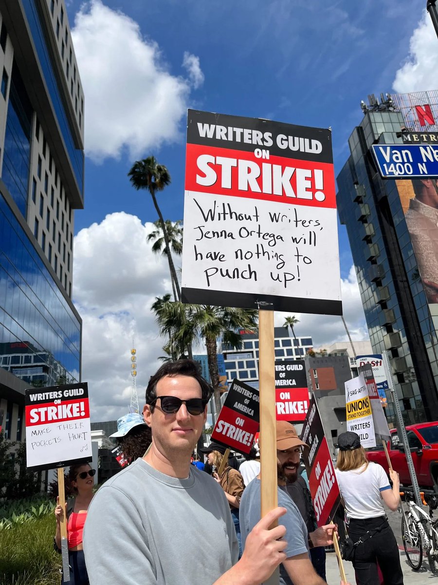 thiagochareti's tweet photo. WANDINHA irritou bastante gente mesmo 

“sem roteiristas, Jenna Ortega não vai ter nada para reescrever”

“onde está Jenna Ortega?”

(aliás o da direita da segunda é Tom Ellis ator de lúcifer e o cartaz: eu sou um ator, eu literalmente não sei oq falar) https://t.co/dzCgHHyhVp