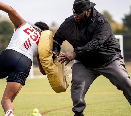 ScottHood63's tweet photo. WEST TEXAS: Who are some of the defensive linemen to watch in 2023? We tell you:
 
https://t.co/WM0tB6z3yr

@damianbenavid18 
@WPlainsFB 
@ChristianG88_ 
@JamarShaw55 
@jordanALEX33 
@BrylonZeno 
@tmg2024 
@BlakelyCaydin https://t.co/9YmGJDmOyC