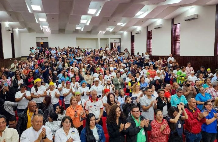 #10Mayo - Liceo Nacional Pedro María Morantes junto a todas las instituciones del Circuito Educativo # 13 presentes en La Juramentación de los voceros por la Calidad Educativa en El Liceo Simon Bolívar. Bienvenida al Tachira Ministra Santaella.
<a href="/_LaAvanzadora/">Yelitze Santaella</a>
<a href="/Berzabethg1/">Berzabethgandicaoficial</a>