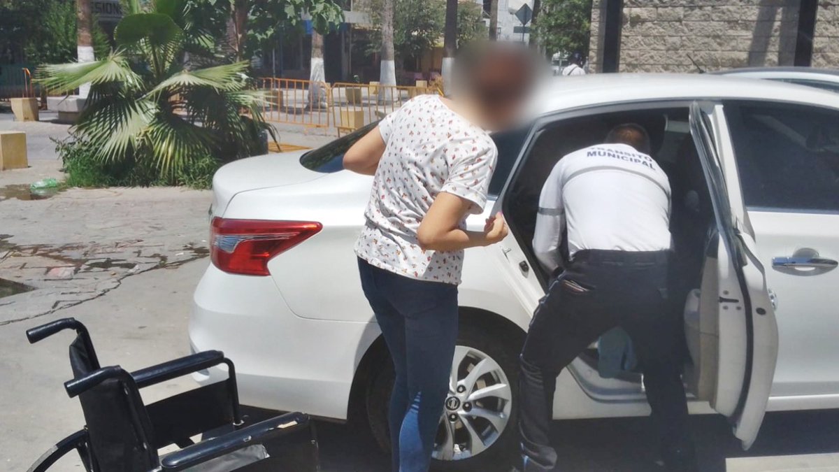 #LaborSocial 👮🏻‍♀️
Agente vial apoya a familia para bajar a persona con discapacidad del coche, acuden al evento de #DíaDeLasMadres 💐 en la <a href="/PlazaMayorTRC/">Plaza Mayor Torreón</a>.