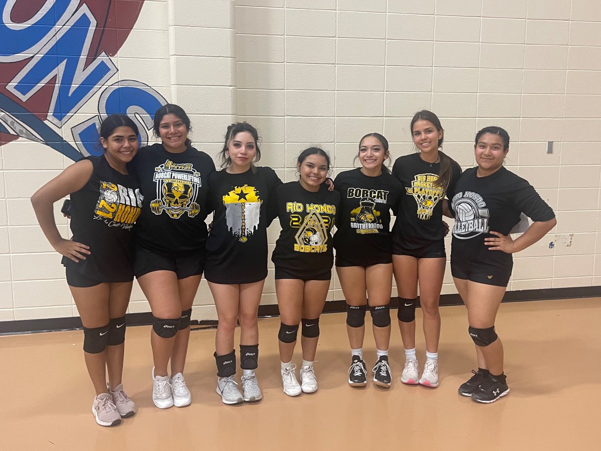 Volleyball_RHHS's tweet photo. Another successful Wednesday playing competitive volleyball!  A lot of great things happening! Keep working hard girls! 🖤🏐💛Thank you @PointIsabelISD for hosting! https://t.co/9eZxUwYTJ3
