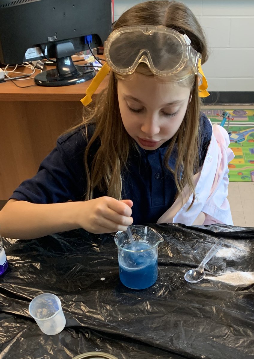 corkinmi's tweet image. L @HolyRosaryM @mrs_jmedeiros exploring the different colour changing reactions of red cabbage water. #inquiryproject