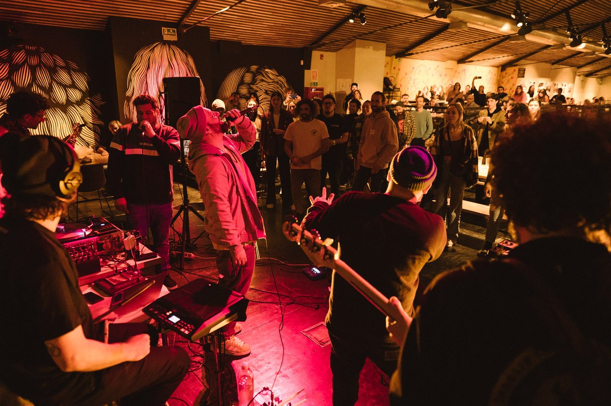 El miércoles pasado hicimos una presentación super rápida y groovera en <a href="/MercadoFerrando/">Mercado Ferrando</a> Hace un ratito <a href="/naelav/">nae</a> nos envía una colección de fotos, y elegimos esta para mostrarles porque los pelos de Cototo a contra luz la rompen. Que no pare. Nos vemos en El hormiguero el sábado.