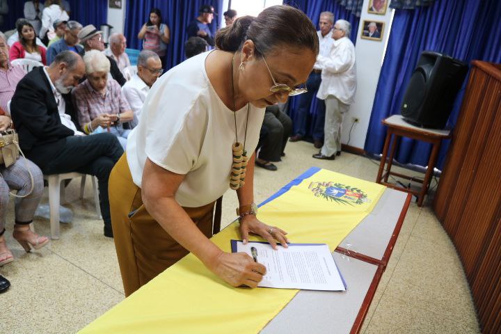 #10Mayo2023 Junto a Sobella Mejias Sec General AD Resistencia acompañamos al DECODE Lara en la firma d Acuerdo Unitario. Ratificamos una vez más el Compromiso suscrito por las organizaciones políticas en el Reglamento d la PU, dónde el respeto, y defensa d la democracia prevalece
