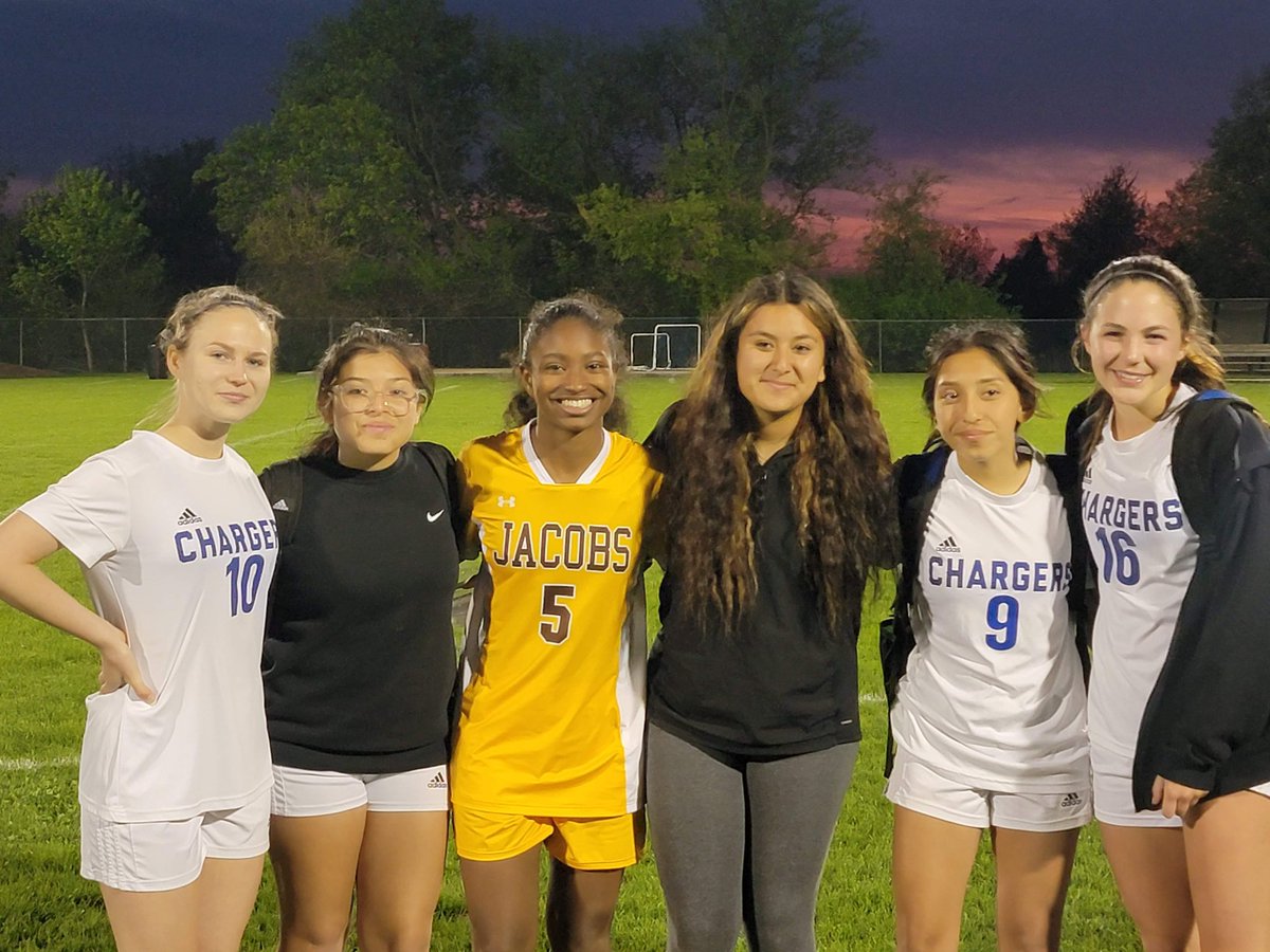 jgillus_05's tweet photo. Senior night dub over rival crown. It was great to play against some former club teammates!
#Dub @HDJGirlsSoccer https://t.co/LHz8bOxLUK