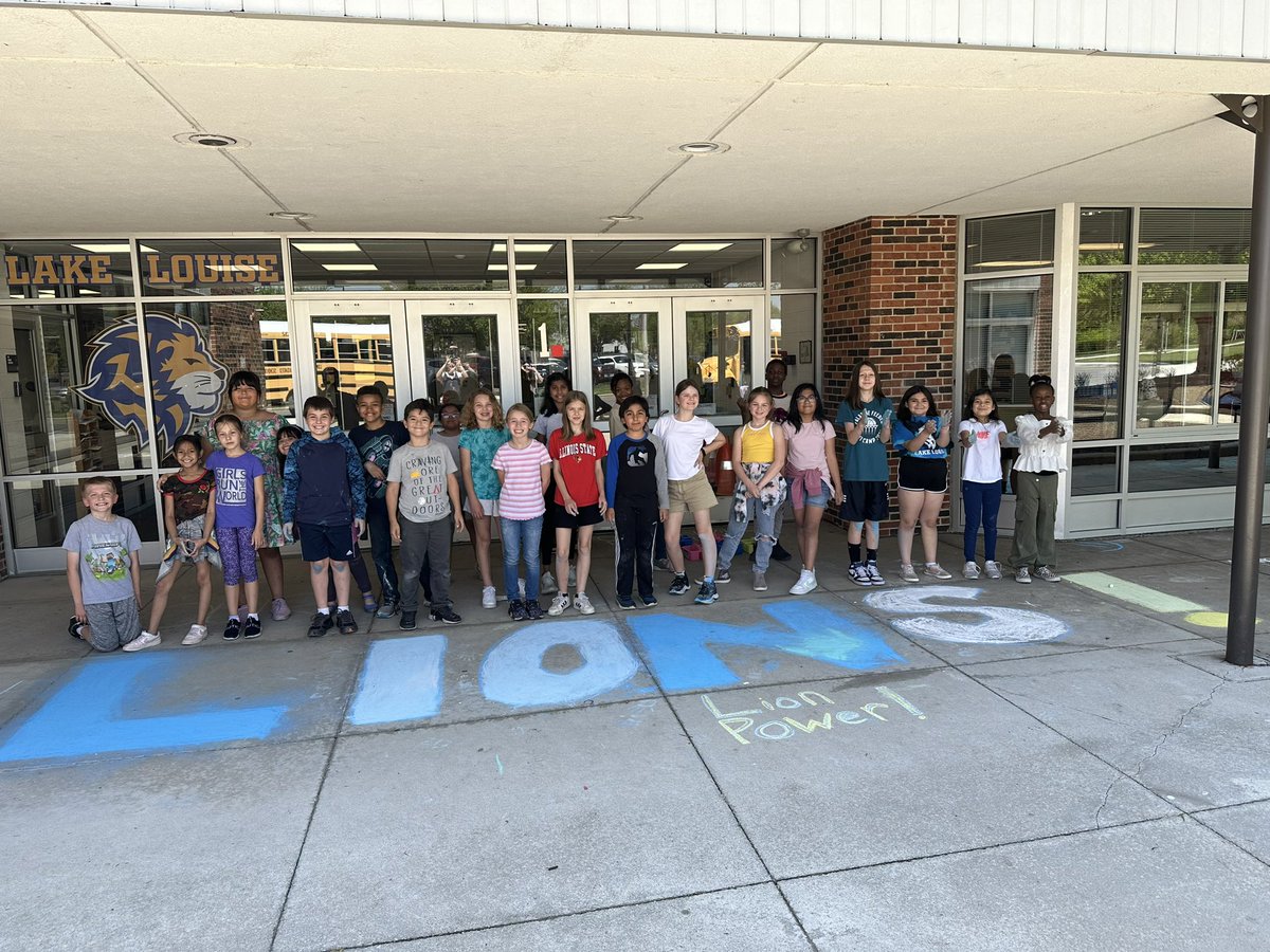 MsNiepsuj's tweet photo. We are the LEADING LIONS! @missnichols2nd and I are so proud of all of your hard work this year! 💙💛🦁 https://t.co/gat1HuNHiJ