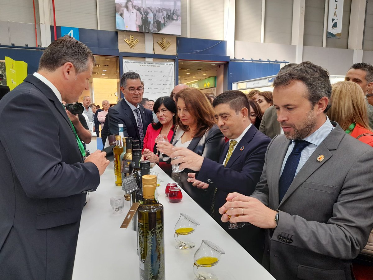 pacoreyesm's tweet photo. EXPOLIVA 2023 ha abierto sus puertas hoy.
Jaén epicentro del Olivar y el Aceite de Oliva hasta el 13 de mayo. https://t.co/3PgGenKNPX
