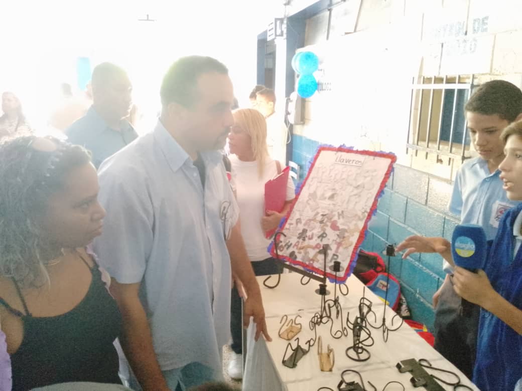 sucre_potencia's tweet photo. #10May Expoferia industrial ETI Mariano Fernández  Fortique. Mcpio Sucre Potencia Educativa 🇻🇪 📢 ¡ETIQUETA DEL DÍA! ▶️ 
#MaduroEsPueblo
@NicolasMaduro
@MPPEDUCACION
@ZE_Aragua
@_LaAvanzadora
@Soykarinacarpio
@GobiernoAragua_
@piedadquintana https://t.co/LOnRZdR7h5
