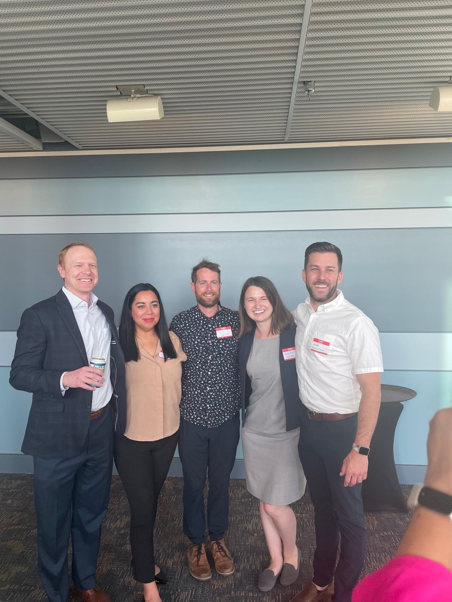 We loved reuniting with alumni last night at our happy hour &amp; silent auction thanks to the generosity of the <a href="/DenverMuseumNS/">Denver Museum</a>! Thank you to the current #LeadershipDenver class for pulling this together &amp; those who joined. Apply to be part of the next class: bit.ly/432SvMT
