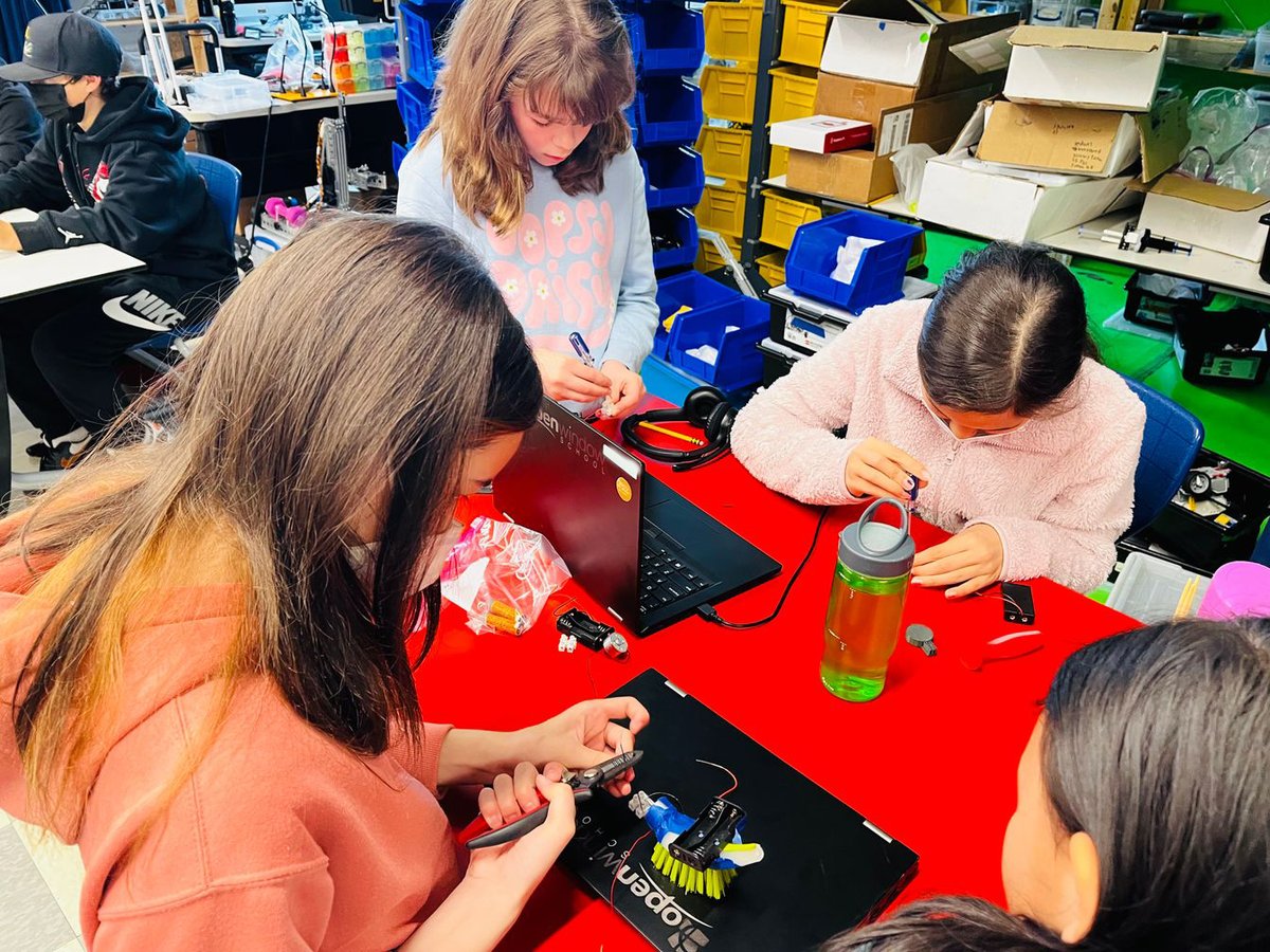 OWSBobcat's tweet photo. What's happening in the middle school tech lab? A battle bot challenge, of course. https://t.co/pDbqYvBdvw