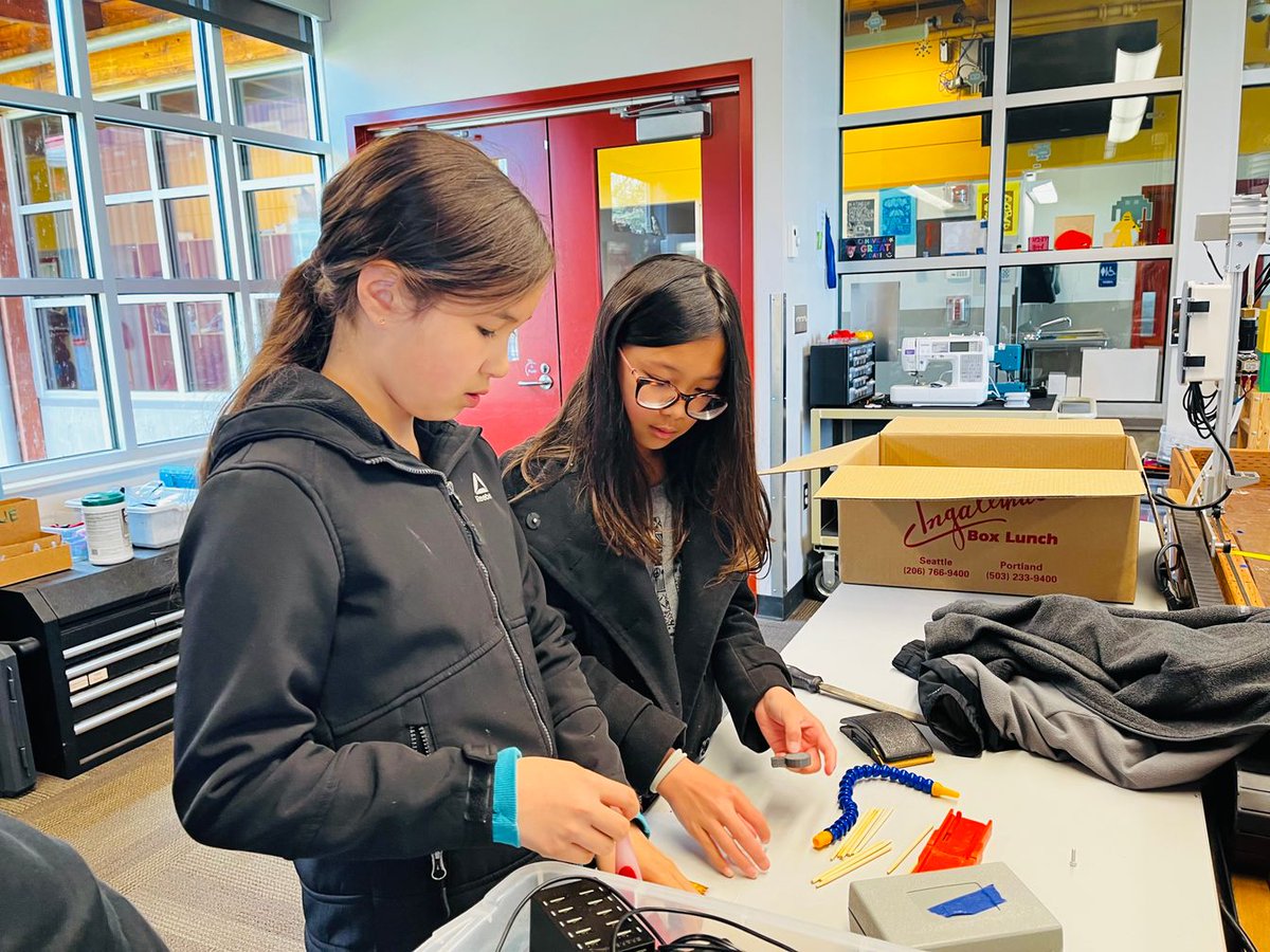 OWSBobcat's tweet photo. What's happening in the middle school tech lab? A battle bot challenge, of course. https://t.co/pDbqYvBdvw