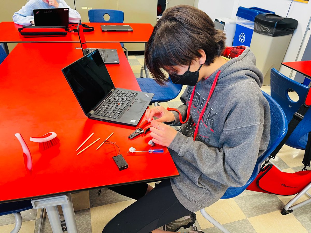 OWSBobcat's tweet photo. What's happening in the middle school tech lab? A battle bot challenge, of course. https://t.co/pDbqYvBdvw