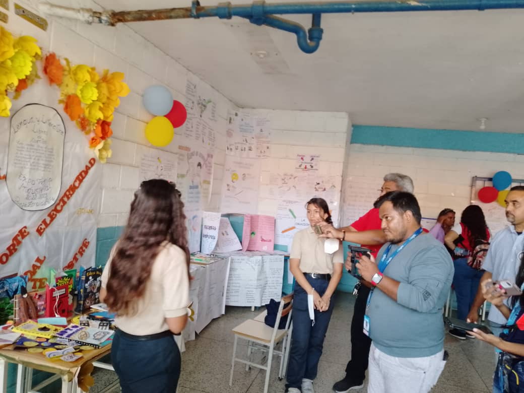 sucre_potencia's tweet photo. #10May Expoferia industrial ETI Mariano Fernández  Fortique. Mcpio Sucre Potencia Educativa 🇻🇪 📢 ¡ETIQUETA DEL DÍA! ▶️ 
#MaduroEsPueblo
@NicolasMaduro
@MPPEDUCACION
@ZE_Aragua
@_LaAvanzadora
@Soykarinacarpio
@GobiernoAragua_
@piedadquintana https://t.co/LOnRZdR7h5