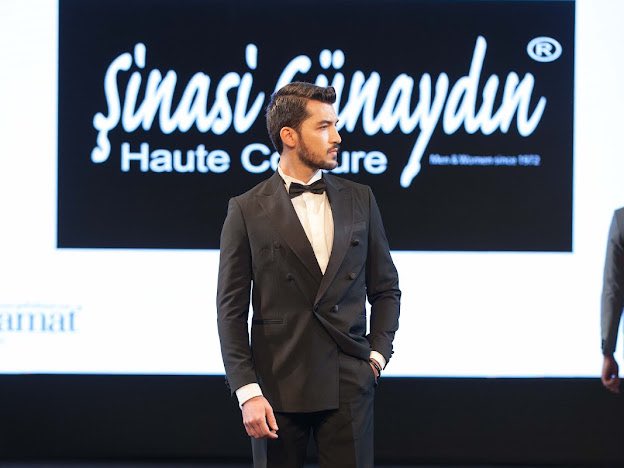 İşimiz dostlar ile güzel. 2023 Damatlık &amp; Nişanlık sezonu siparişlerimiz başlamıştır. lütfen geç kalmayın sipariş için 02122357032 , 05530667032 Resimlerde ve anılarda.  #kotsmokin #jeansmokin #şalyakasmokin #tuxedo #menwithsytyle #beyazsmokin #kemiksmokin #tailor #kişiyeözel