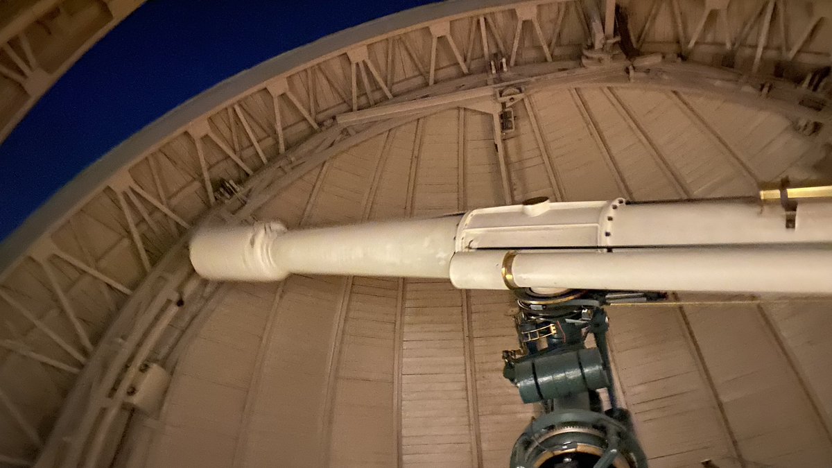 Observing Venus with the Bamberg refraktor at the Wilhelm-Förster Sternwarte - what an extra treat after the fantastic public lecture by <a href="/DrFunkySpoon/">David Grinspoon</a> - thank you <a href="/Monika_Staesche/">Monika Staesche 🪐 🐘 @monika_staesche</a> for organizing!