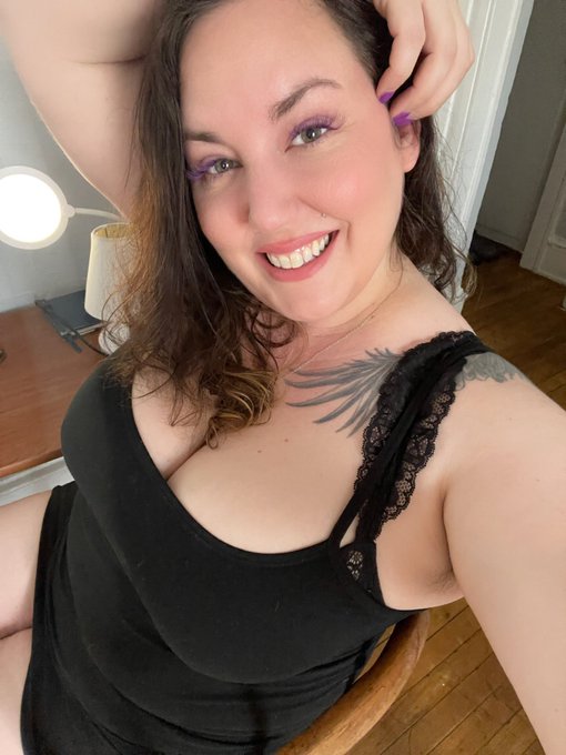 It&rsquo;ll make me wet if you vote for me in the MV and Chill Contest! 💦 4 vids for your $25 vote!  @manyvids<a href="/tag/mvcontest"class="tags"><span>#mvcontest</span></a>