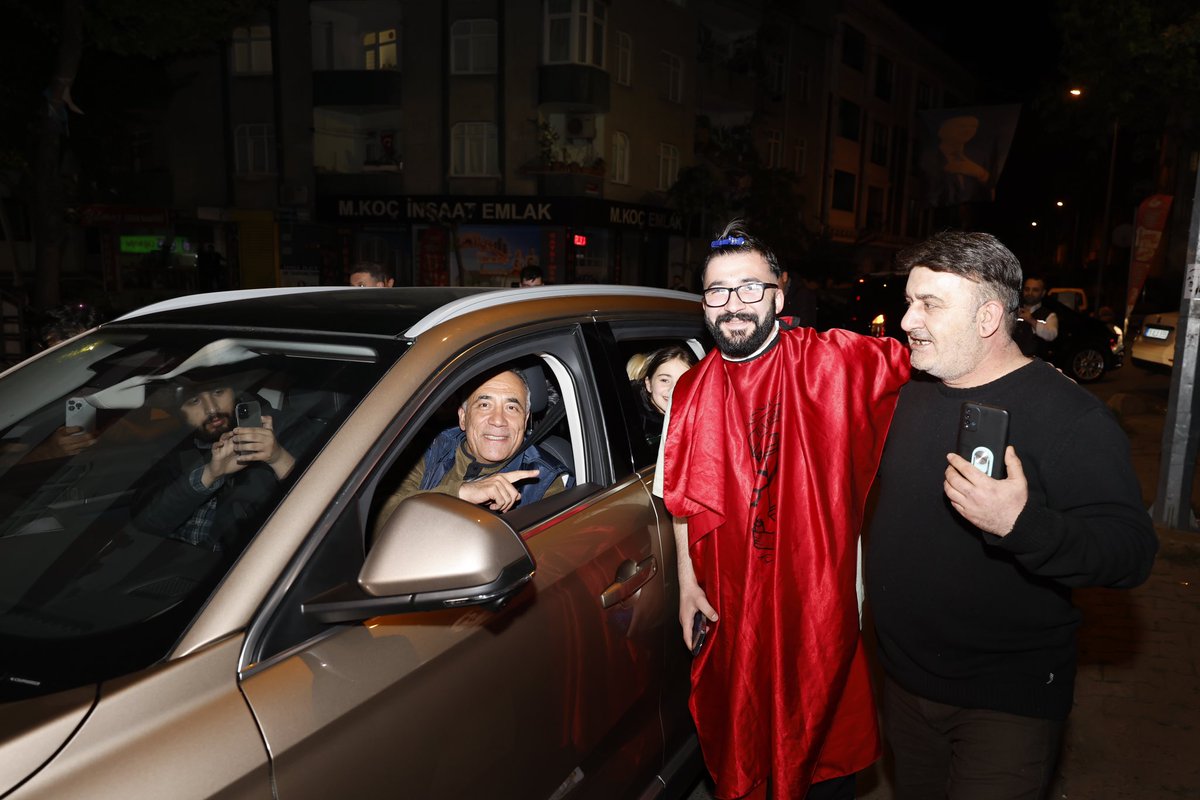 avadursun's tweet photo. Adam tıraşı yarıda bırakıp #TOGG’la fotoğraf çekilmeye geldi 😄

📍Cumhuriyet Mahallemizde komşularımızla buluştuk. https://t.co/4ruArrpBaG