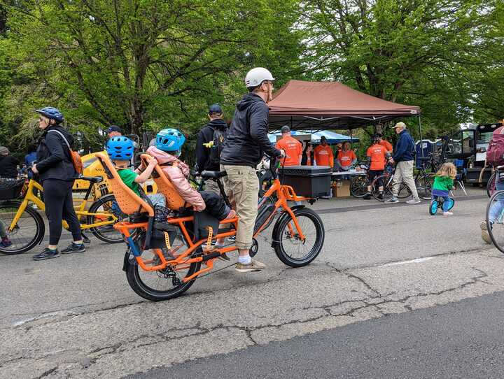 ForthMobility's tweet photo. 🚲 Two kids &amp; your groceries? A friend? A moving box? ECargo bikes can do the job. We helped participants at the Portland @SundayParkways event test ride these versatile two-wheelers. Forth &amp; @mfspdx gave first-hand info about loans for low-inc. earners. 👉https://t.co/L7QZyE2qdp https://t.co/LR1PkJSDwk