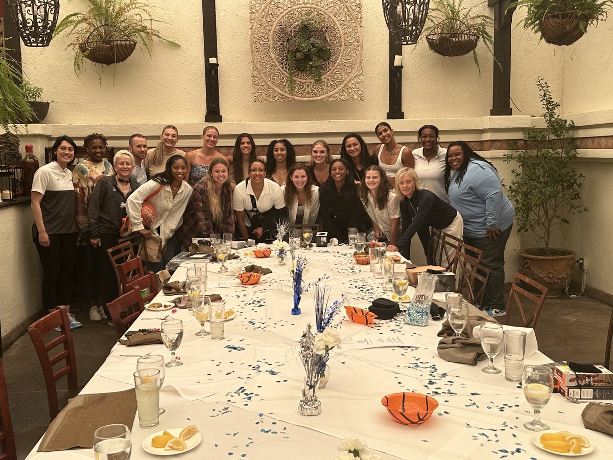 So fun celebrating this amazing group of women ⁦<a href="/USDwbb/">San Diego Women's Basketball</a>⁩. I am so proud of all they accomplished this year 💙 #traditionnevergraduates