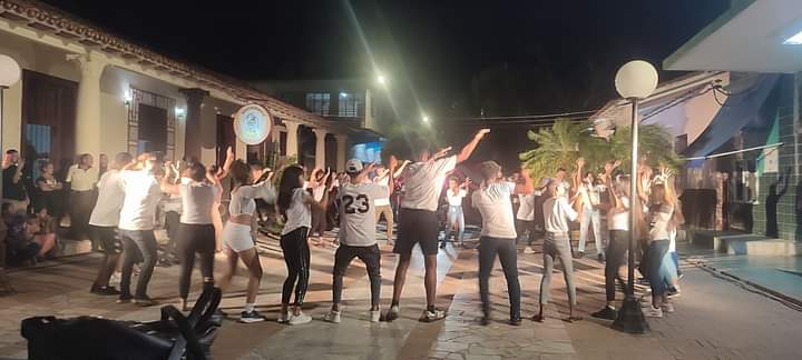 En la #IslaDeLaJuventud los jóvenes bailan con mucho #SentirPinero esforzándonos #PorUn26EnEl24.