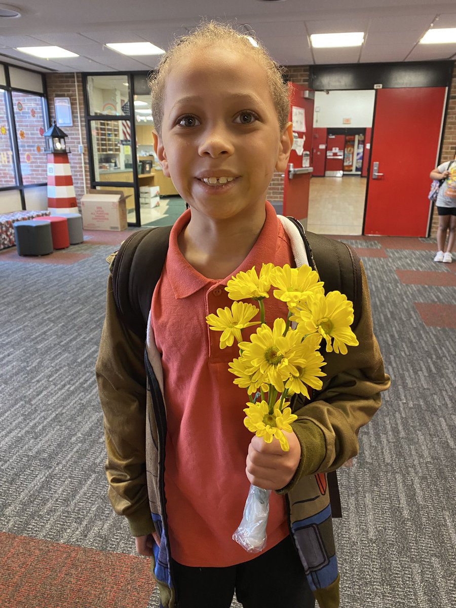 MSchmidt2019's tweet photo. Huge thanks to these cuties for all the flowers today! What a special surprise for Teacher Appreciation Week!💐🩷 @hillerwildcats #wearelamphere https://t.co/2PswXWlmoS