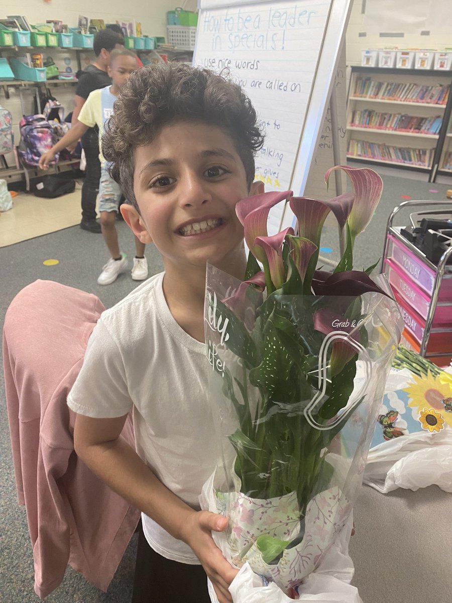 MSchmidt2019's tweet photo. Huge thanks to these cuties for all the flowers today! What a special surprise for Teacher Appreciation Week!💐🩷 @hillerwildcats #wearelamphere https://t.co/2PswXWlmoS