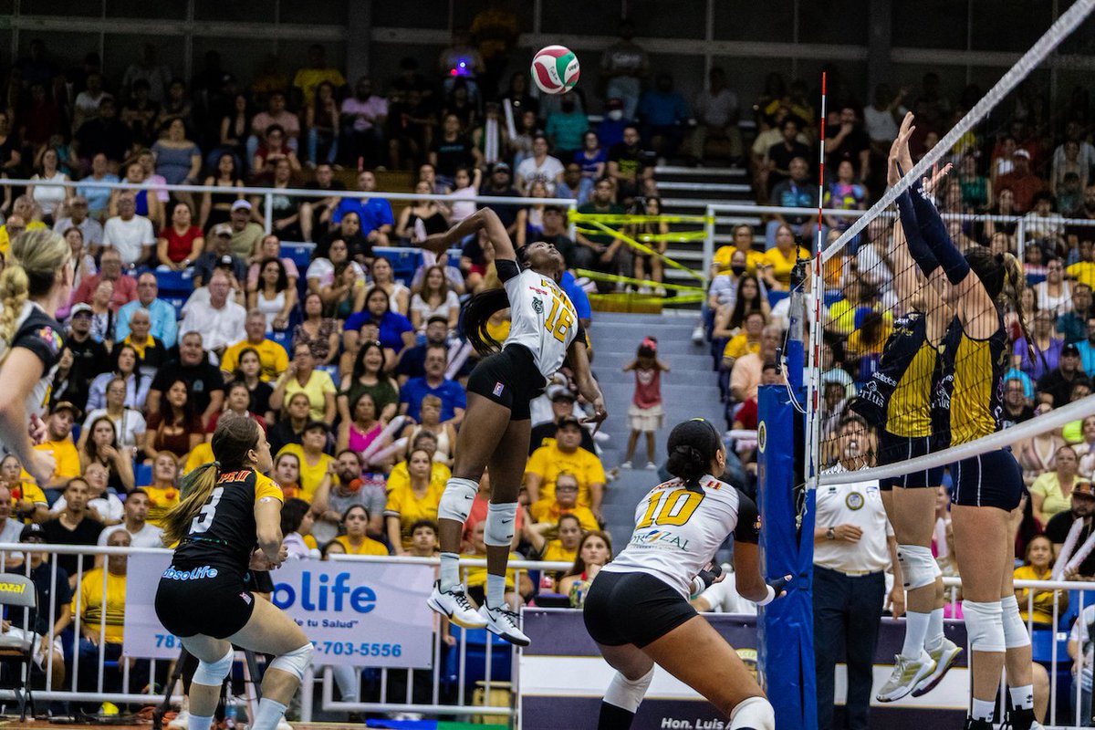 VazquezMuniz's tweet photo. #VolFem Superior | La FINAL
#Pinkin vs #Cangrejeras 
Entonces Santurce jugó bajo protesta el 2do juego el pasado viernes, y no es hasta hoy miércoles, luego de jugarse los partidos 3 y 4, que la Fed. Voly baja con decisión.  La Final estaba 3-1 y esta noche podría ponerse 2-2 https://t.co/EQSEgWpoZ2