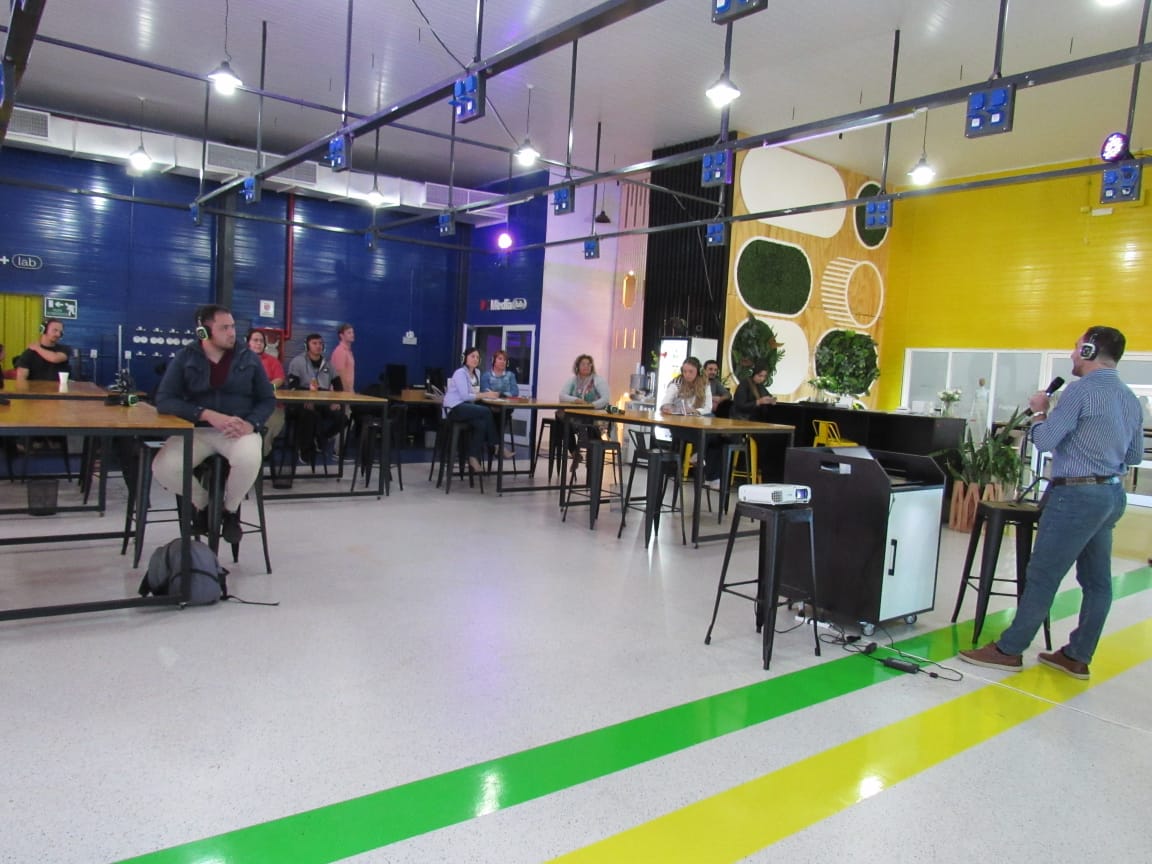 aguilarclaudiok's tweet photo. Participamos del taller sobre Análisis de Mercado en la Nave @midimisiones del @PIIPmisiones, en el marco del programa #Proyectate. Compartimos herramientas para investigar y analizar el terreno donde se desenvolverá el emprendimiento, además de estrategias de marketing. https://t.co/I34dxL9Oib