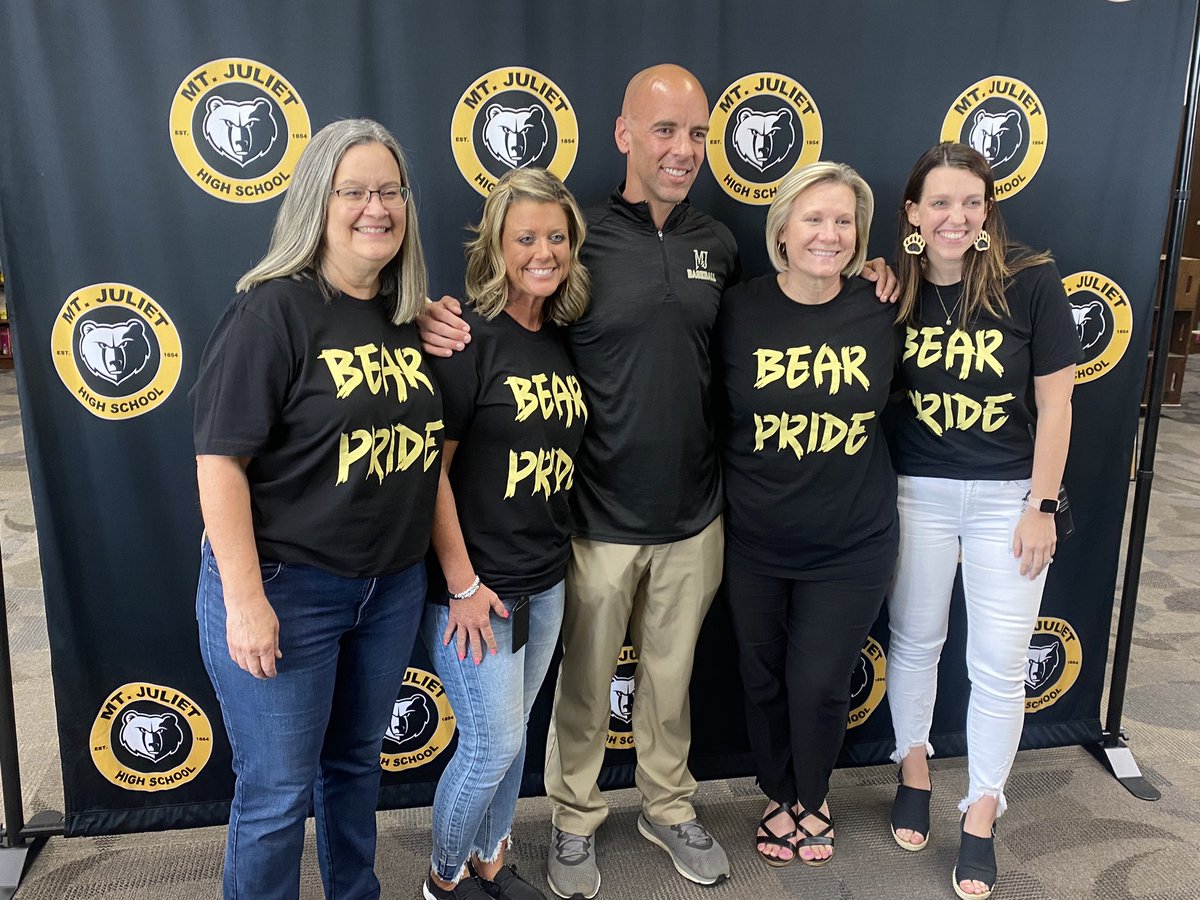 WilsonK12Tn's tweet photo. 🖤 BIG ANNOUNCEMENT AT MJHS 💛

Earlier this semester, the incredible Mrs. Beverly Sharpe announced her retirement as principal of @mtjulietbears after 40 years overall with the district. 

Today, her successor was named. 
Congrats to Mr. Ryan Hill! 

🎥>> https://t.co/YBXYjsIIbS https://t.co/b1zrnFgxcS