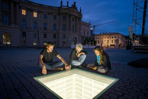 Hoy se recuerda la barbarie con una placa en la Bebelplatz de Berlín que cita a Heinrich Heine en Almanzor, 1821:“Esto no fue más que un preludio, allí donde queman libros, al final también se queman personas”
