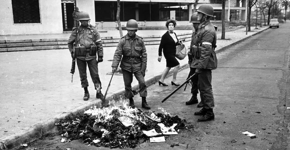 En Santiago, hace 50 años, el 23 de septiembre de 1973, militares chilenos quemaron cientos de libros “subversivos” tras un allanamiento masivo a las torres de la Remodelación San Borja. Hoy una placa recuerda la barbarie en Lira y Marcoleta