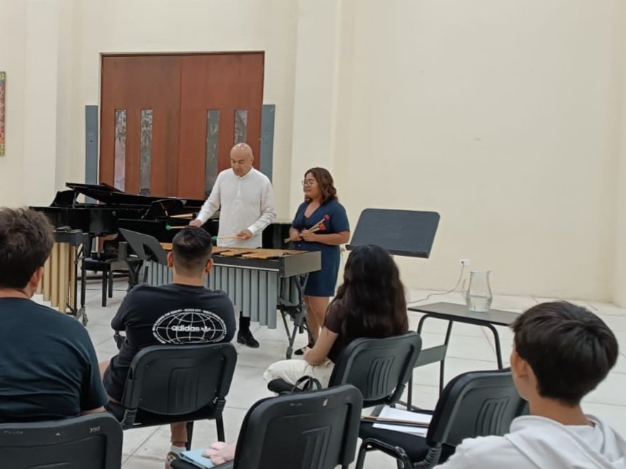Ricardo Gallardo dando un curso en la Universidad de las Artes de Yucatán. Esta semana tocará el concierto para vibráfono de Héctor Infanzón con la OSY! Ni se lo pierdan
