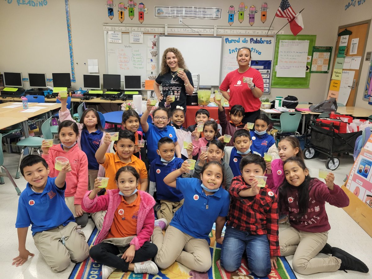 DilenaLiang's tweet photo. Brighter bites' Food Demo (The Hulk Smoothie) My students love it 😋😋😋😋 Thank you Juana Flores 👌💖 @DarceleLofton @HinesCaldwellES @MrsDstigers @KalebryaB @MsWhyiwrap @Mr_AMWIII https://t.co/rcxWVSoAus