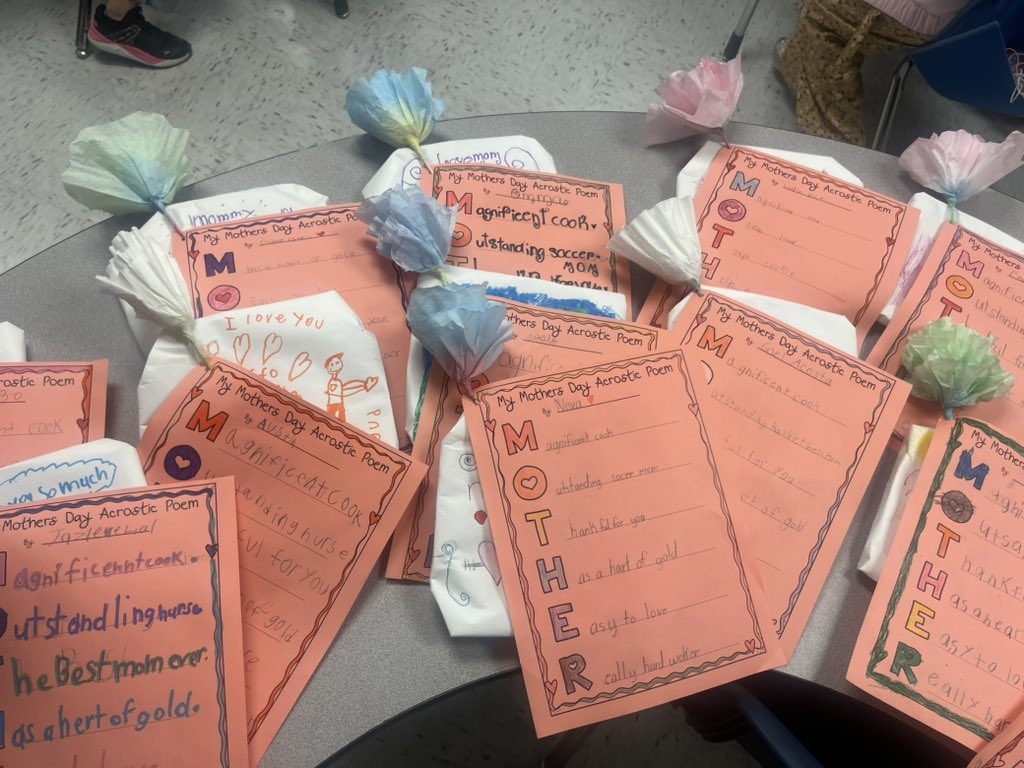 AJohnson_ECES's tweet photo. 20 Mothers Day gifts wrapped and ready to go! https://t.co/jJHQUGKcdg
