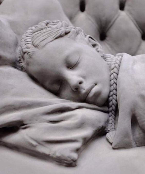 Dettaglio dell'opera  dello scultore 
Hans Op de Beeck

Ragazza addormentata

.
.