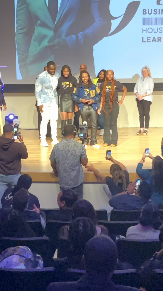 More from @50cent and @HISD_GUNITY_HGI at @UHouston today. It was phenomenal. Over $500K in start up funding was awarded to young @HoustonISD entrepreneurs! Congratulations! #iamhisd