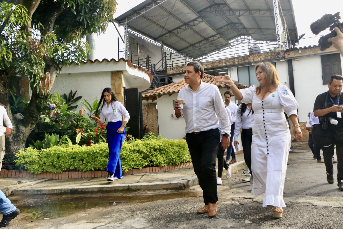 AmandaJaimesM's tweet photo. #aestahora recibimos en la casa de la televisión pública del Gran Santander al Ministro TIC @MauricioLizcano, a quien le contamos  cómo desde el territorio trabajamos por la creación de contenidos más innovadores y de calidad. https://t.co/1T50HzAtVB