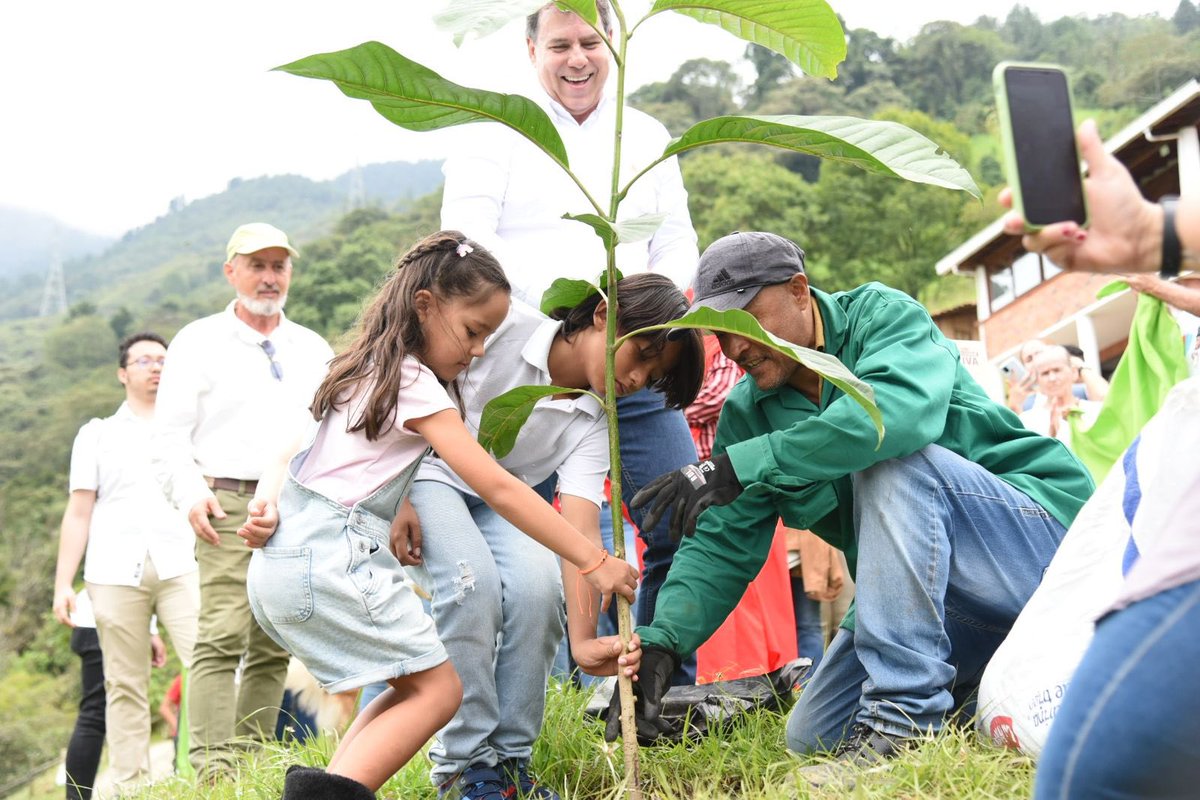 EugenioPrietoS's tweet photo. Una siembra en la reserva El Romeral, una de las reservas más bellas del Valle de Aburrá fue escenario del evento "Sembramos el futuro de Antioquia" en el que presentamos la construcción participativa de nuestro Programa de Gobierno.

Tres pilares fundamentan esta propuesta: seguridad, oportunidades y sostenibilidad. Contamos con el apoyo y la asesoría de expertos que con su gran conocimiento y experiencia, aportan a la construcción de un Programa de Gobierno integral para construir
#UnaAntioquiaViva.