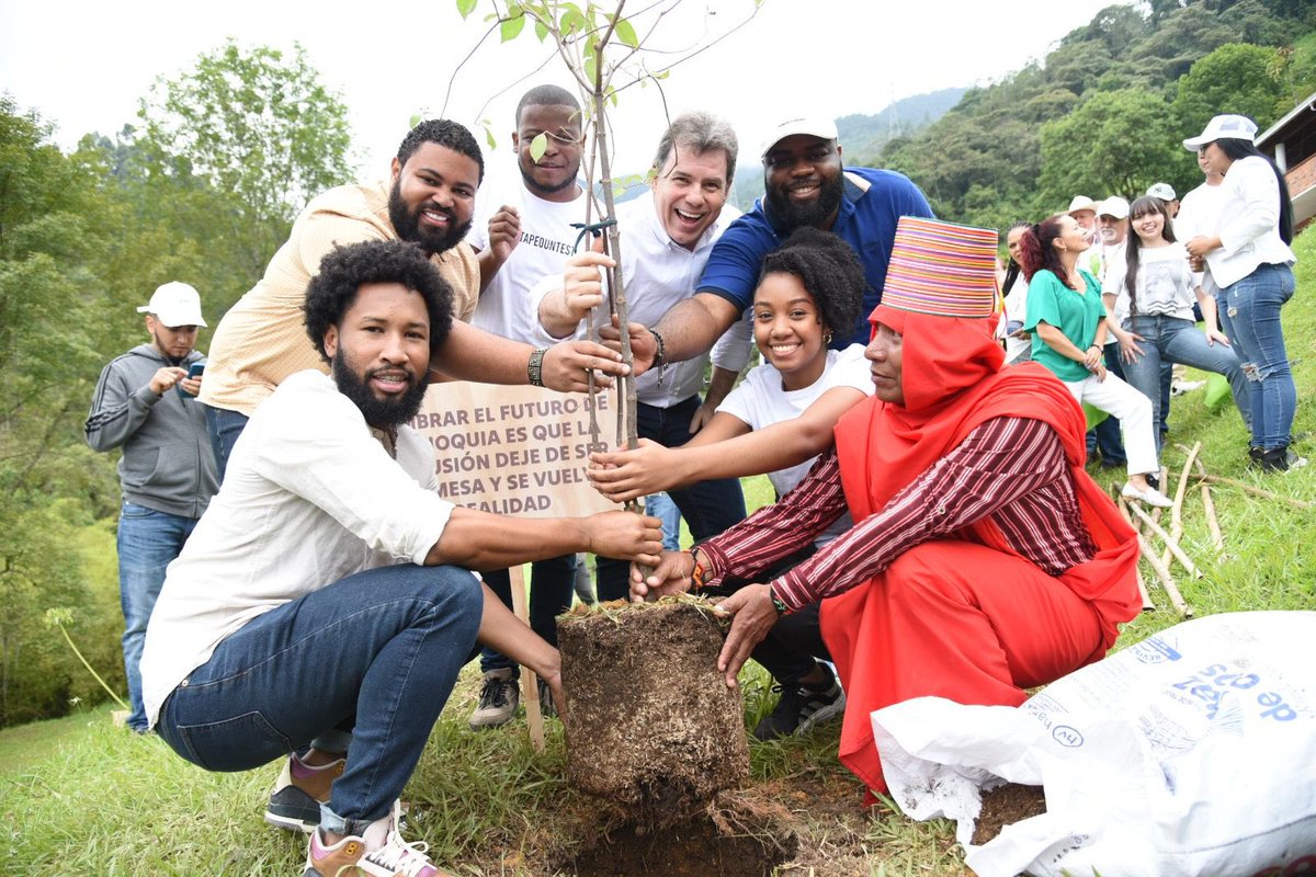 EugenioPrietoS's tweet photo. Una siembra en la reserva El Romeral, una de las reservas más bellas del Valle de Aburrá fue escenario del evento "Sembramos el futuro de Antioquia" en el que presentamos la construcción participativa de nuestro Programa de Gobierno.

Tres pilares fundamentan esta propuesta: seguridad, oportunidades y sostenibilidad. Contamos con el apoyo y la asesoría de expertos que con su gran conocimiento y experiencia, aportan a la construcción de un Programa de Gobierno integral para construir
#UnaAntioquiaViva.