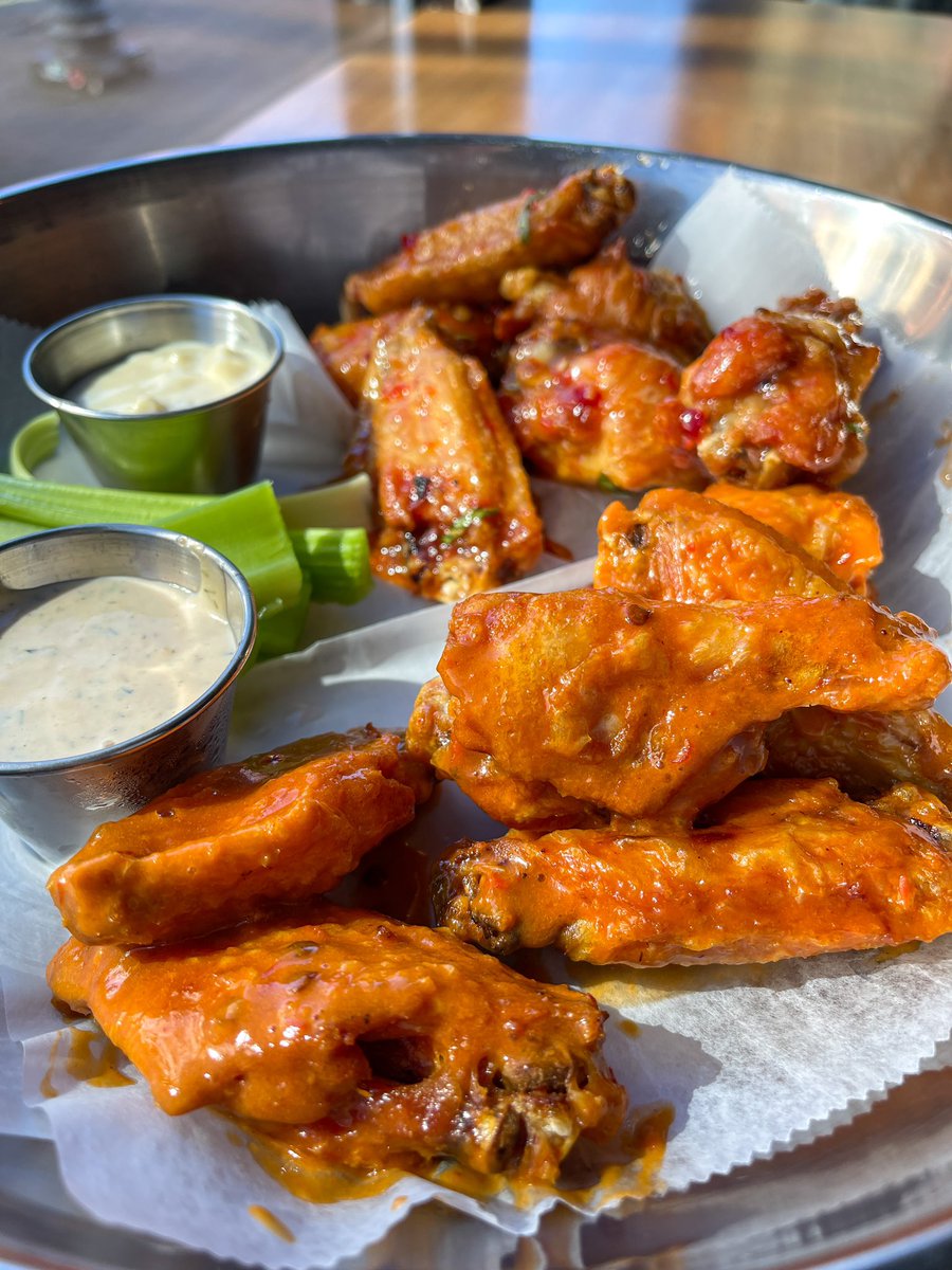 A dozen wings for $10 on Wednesdays. That’s what’s up. 🔥🔥