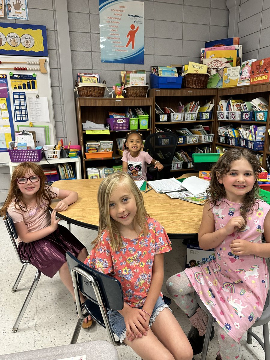 hellomrsfrizell's tweet photo. We had fun learning what it looks like to be a first grader today! These littles are in good hands next year, I’m just not ready for them to grow up! 🥺💗 @GlendaleElemISD #isdkinder https://t.co/359x9jPQD2