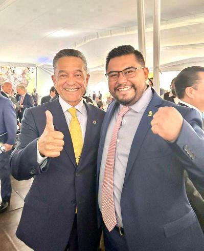 Juan29root's tweet photo. Celebrando el Día de la Maestra y el Maestro con nuestro querido Director y excelentes profesores y amig@s de la Facultad de Derecho, UNAM. 

# Goya @MagRafaelGuerra  @ab_ril  @DiegoAGuerreroG https://t.co/1KdQQQCUlp