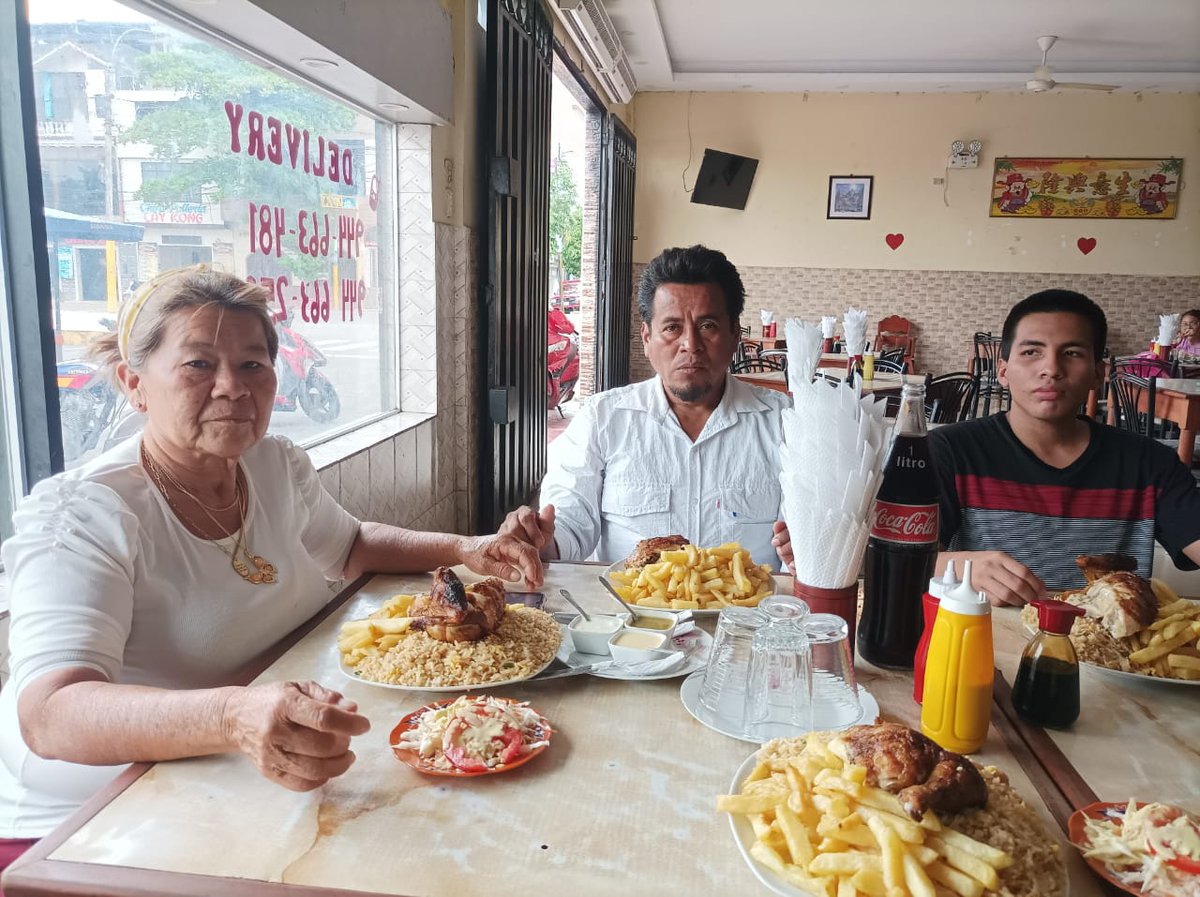 CowinterD1804's tweet photo. Comiendo un rico pollo con la familia ❤️👍 https://t.co/tREIHD0sZq