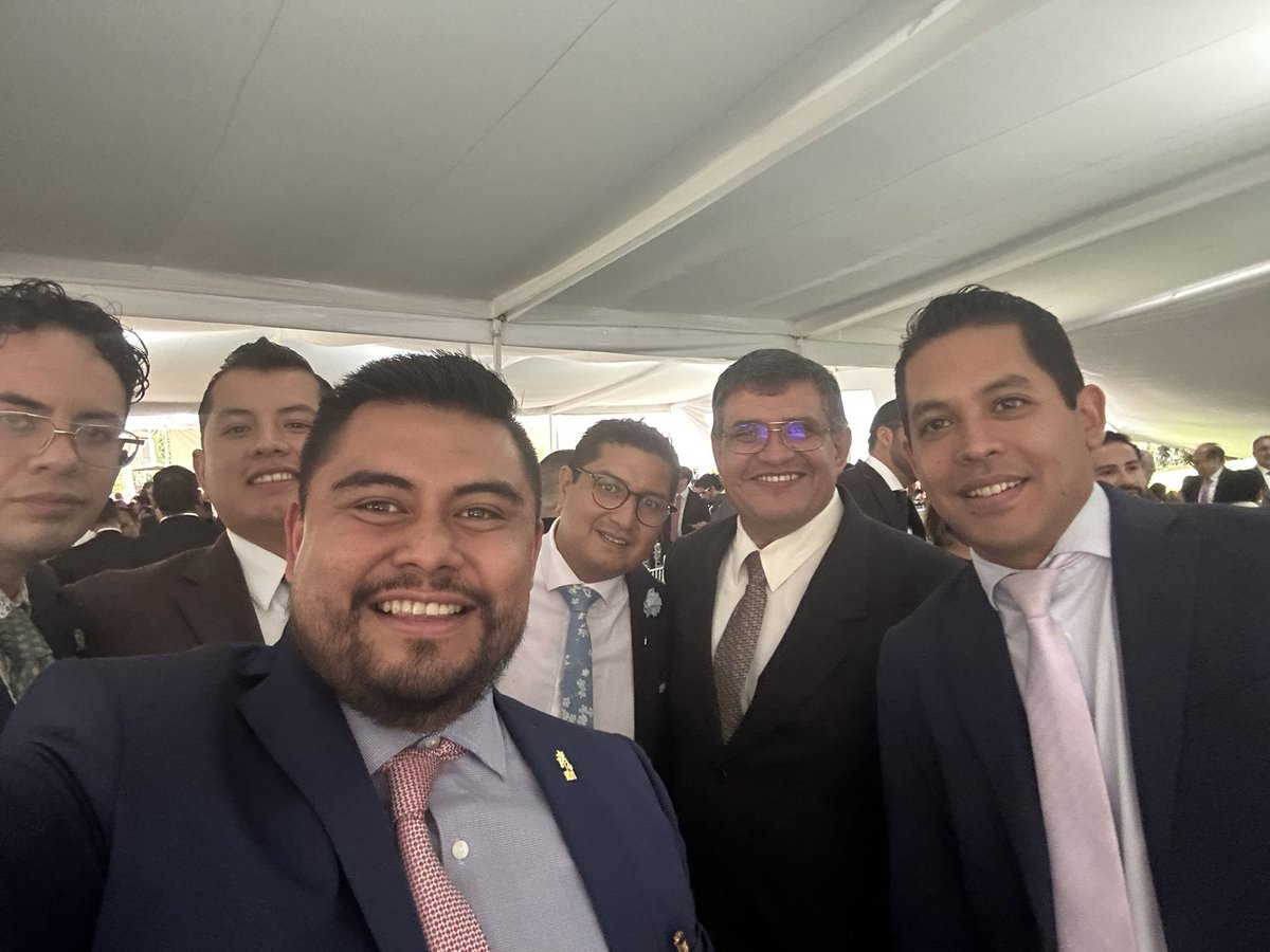 Juan29root's tweet photo. Celebrando el Día de la Maestra y el Maestro con nuestro querido Director y excelentes profesores y amig@s de la Facultad de Derecho, UNAM. 
#Goya  @ab_ril @Aquilino @Karina @JuanPablo https://t.co/FVzFVOkZxw