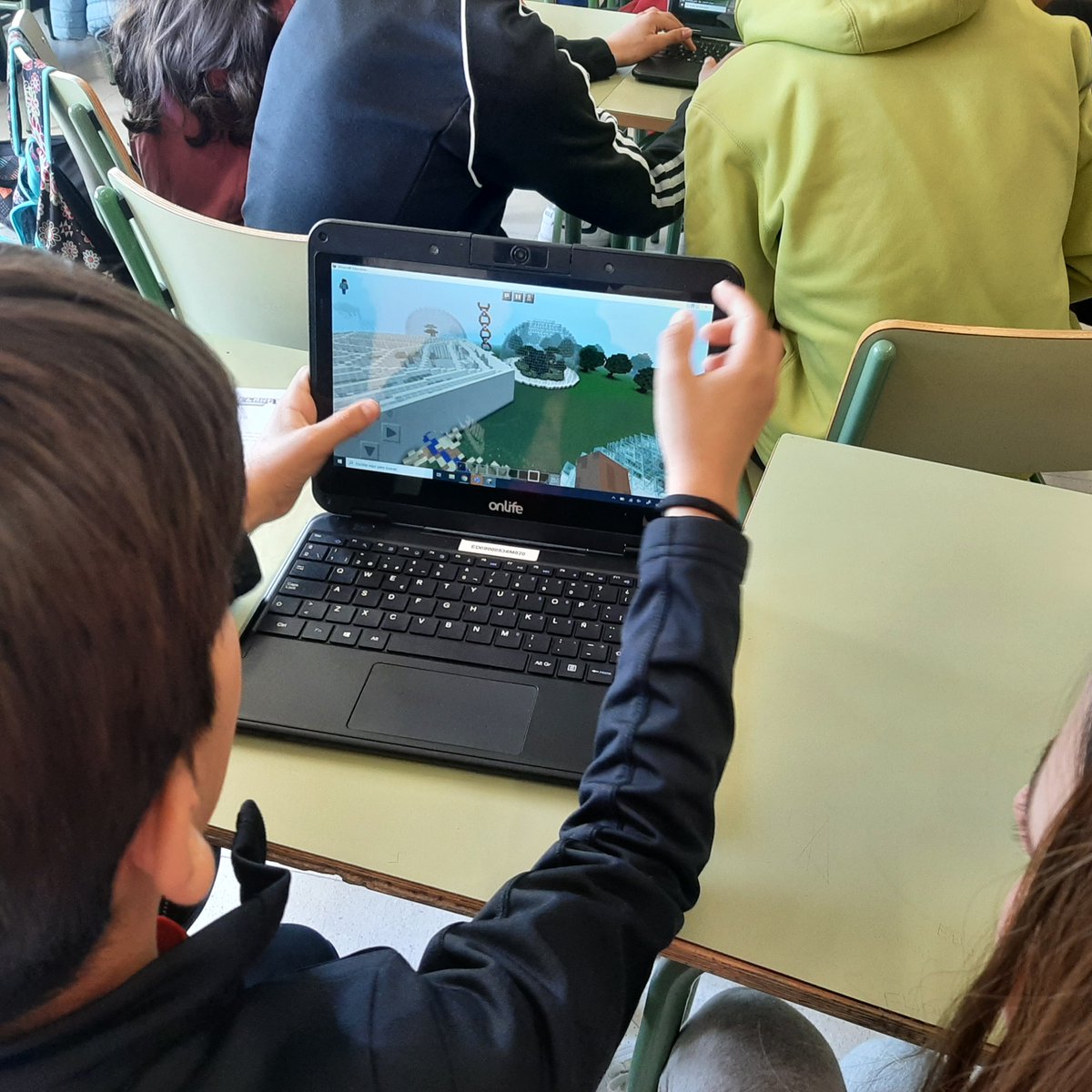 marydaa's tweet photo. Jugando al Minecraft también repasan los ecosistemas. Aprenden ellos y aprendo yo
@IesPintor https://t.co/SVZT5IwgKP